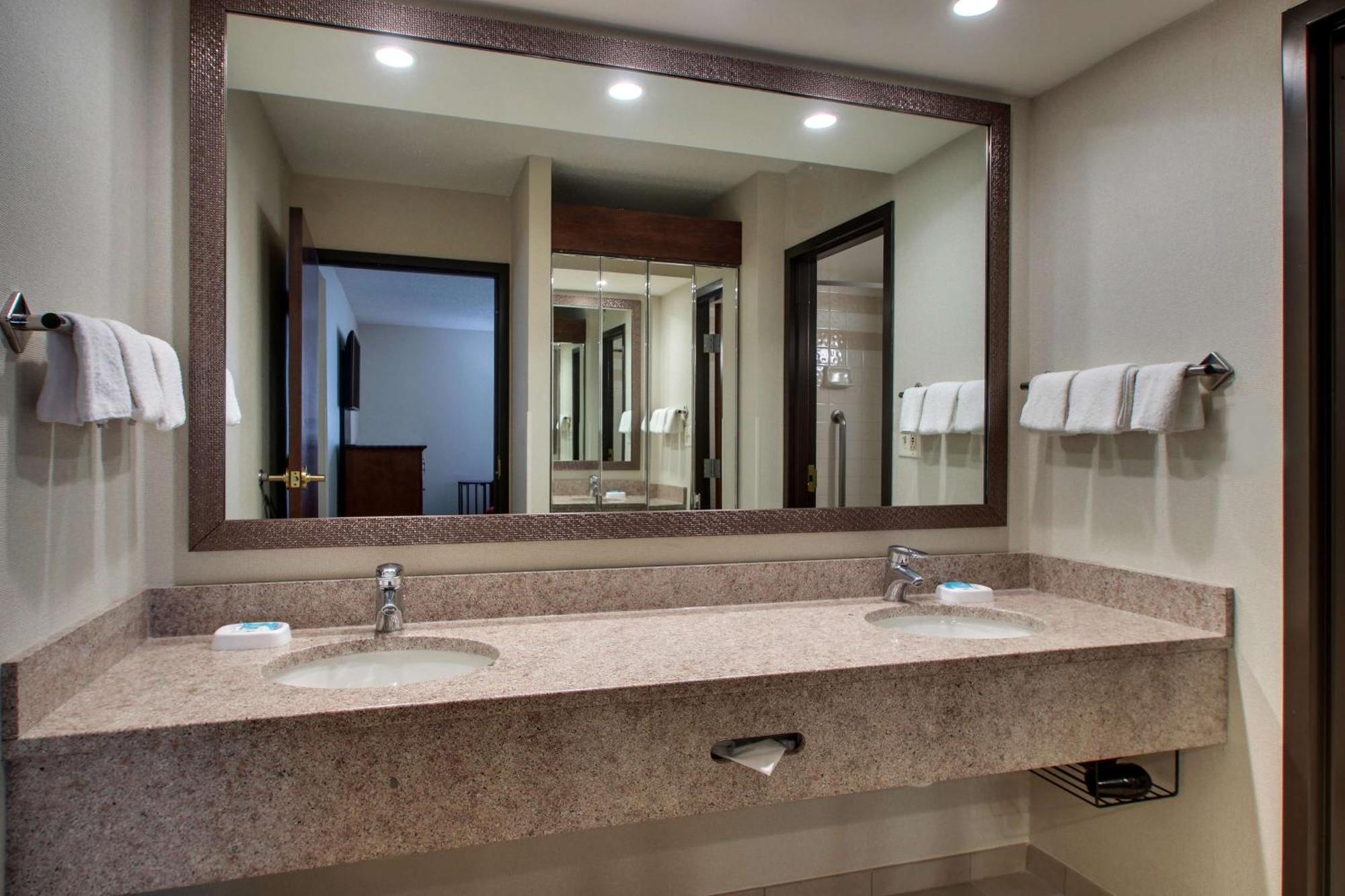 Drury Inn & Suites بولينغ غرين المظهر الخارجي الصورة
